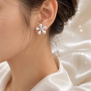 EROS – Pearl Daisy Bloom Stud Earrings